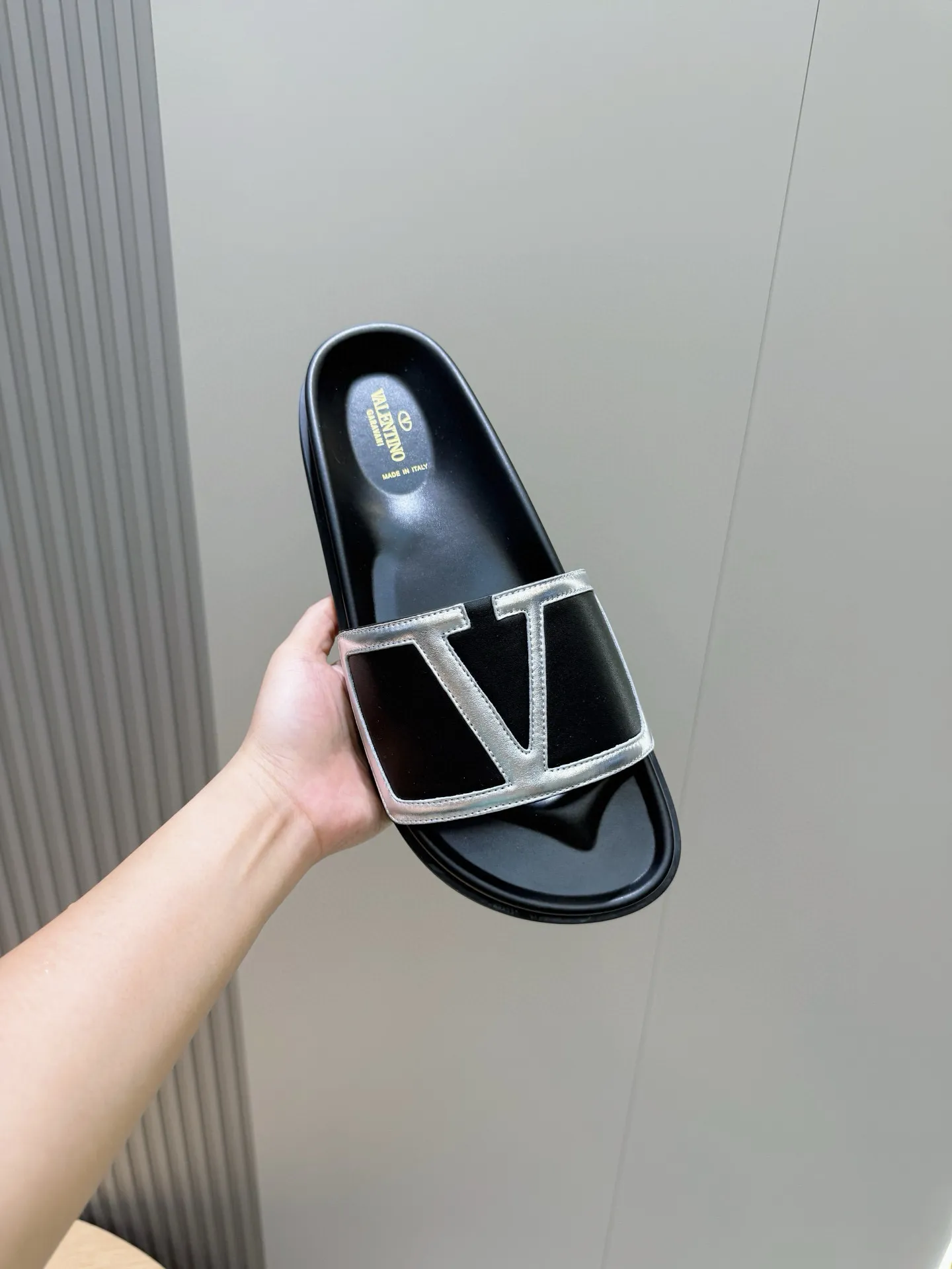 [VALENTINO] Top P: 540💰 Size: 39-44 (customized at 38.45) 🆕2025VLT — Valentino’s latest summer men’s slippers. The use of imported cowhide elements on slippers has been sublimated! It is worthy of recognition both visually and in terms of quality. Excellent quality, comfortable and durable! The embellishment of the perforated V hardware on the toe adds a sense of fashion! Cowhide feet